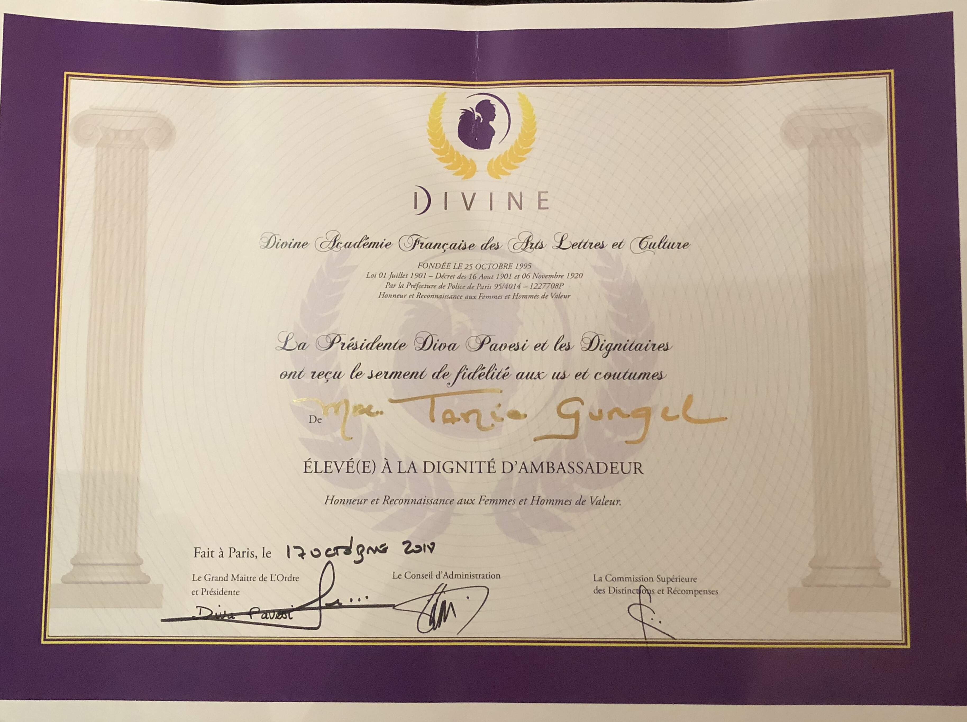 Condecoração De Embaixadora Pela Divine Académie Française Des Arts Lettres Et Culture